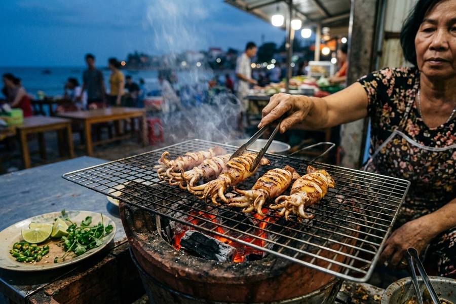 Mực nháy Biển Quỳnh nướng than hoa trên vỉ sắt vàng ươm tỏa hương thơm tại quán hải sản ven biển