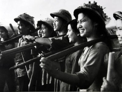 Ảnh tư liệu những nụ cười lạc quan của nữ thanh niên xung phong trên tuyến lửa năm 1965